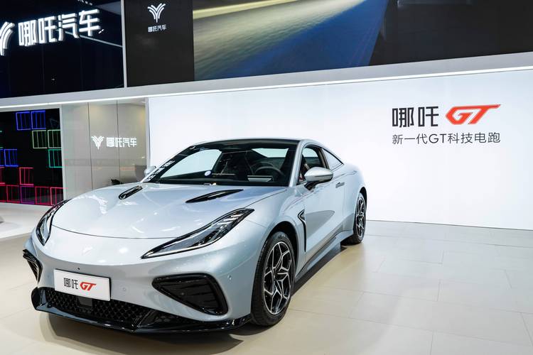 成都228哪吒汽车在智能汽车领域的表现，领途汽车在新能源汽车市场中的影响力